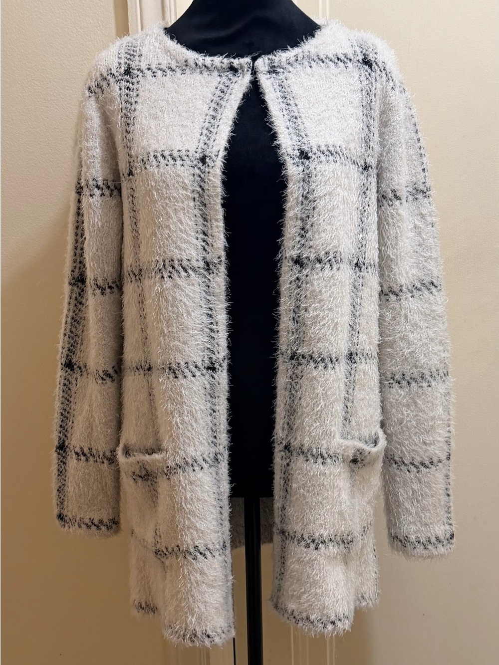 Retrelogy Black & White Open-Front Fuzzy Eyelash Knit Cardigan Size M